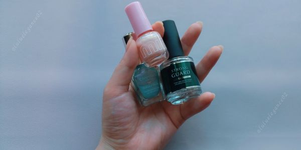 買ったネイルケア用品であるネイルハードナーとマニキュア2種類の写真